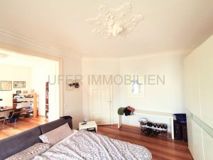 Schlafzimmer 2 - 1 OG mit Blick ins Büro