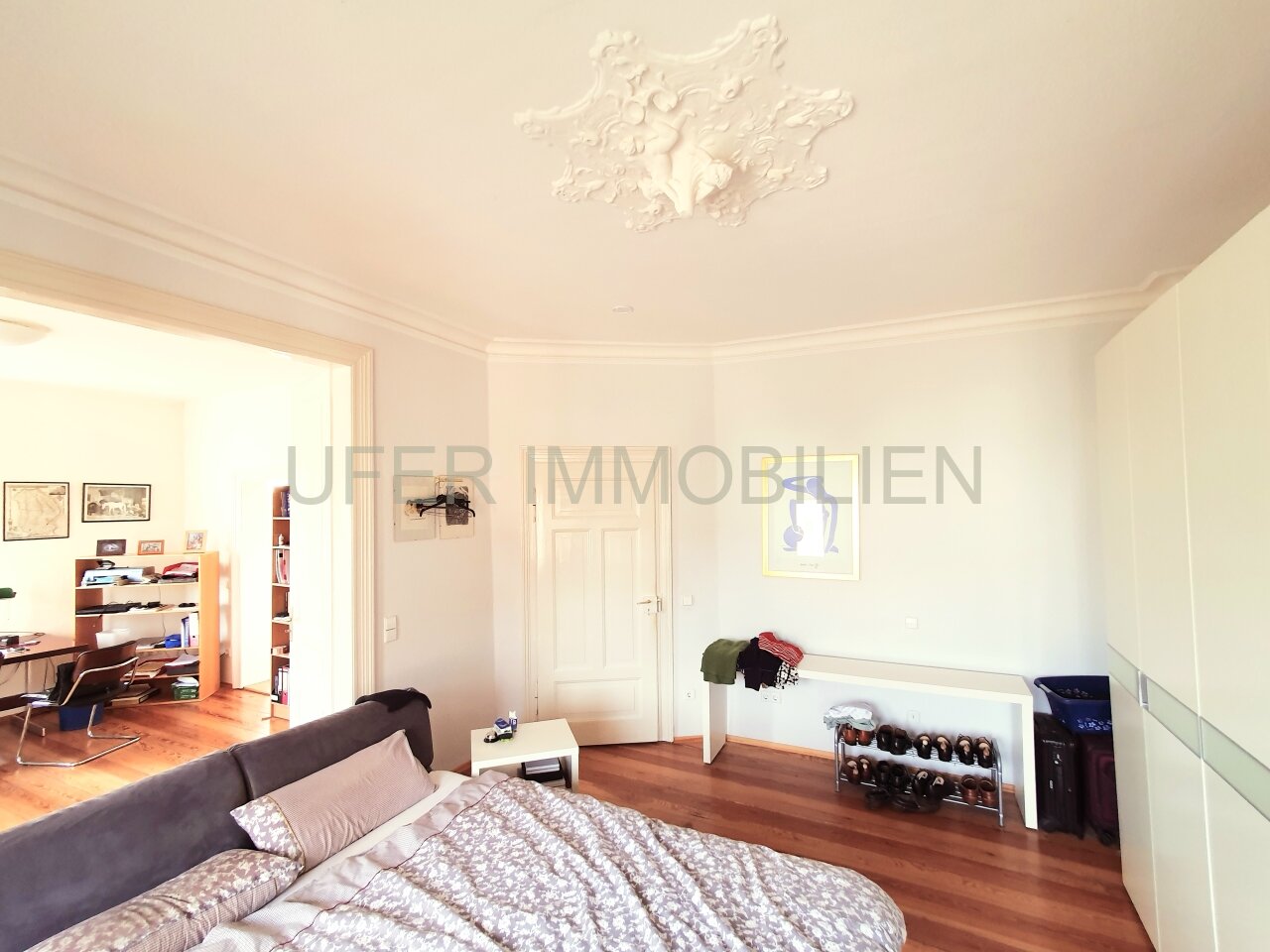 Schlafzimmer 2 - 1 OG mit Blick ins Büro