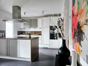 Blick auf die Küche vom Wohnbereich