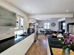 Küche mit Blick in den Ess/Wohnbereich