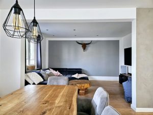 Essbereich mit Blick in den Wohnbereich