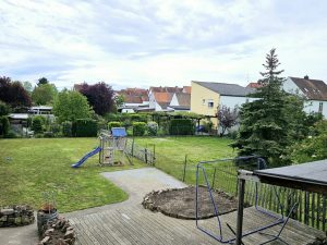 Blick vom Balkon in den Garten