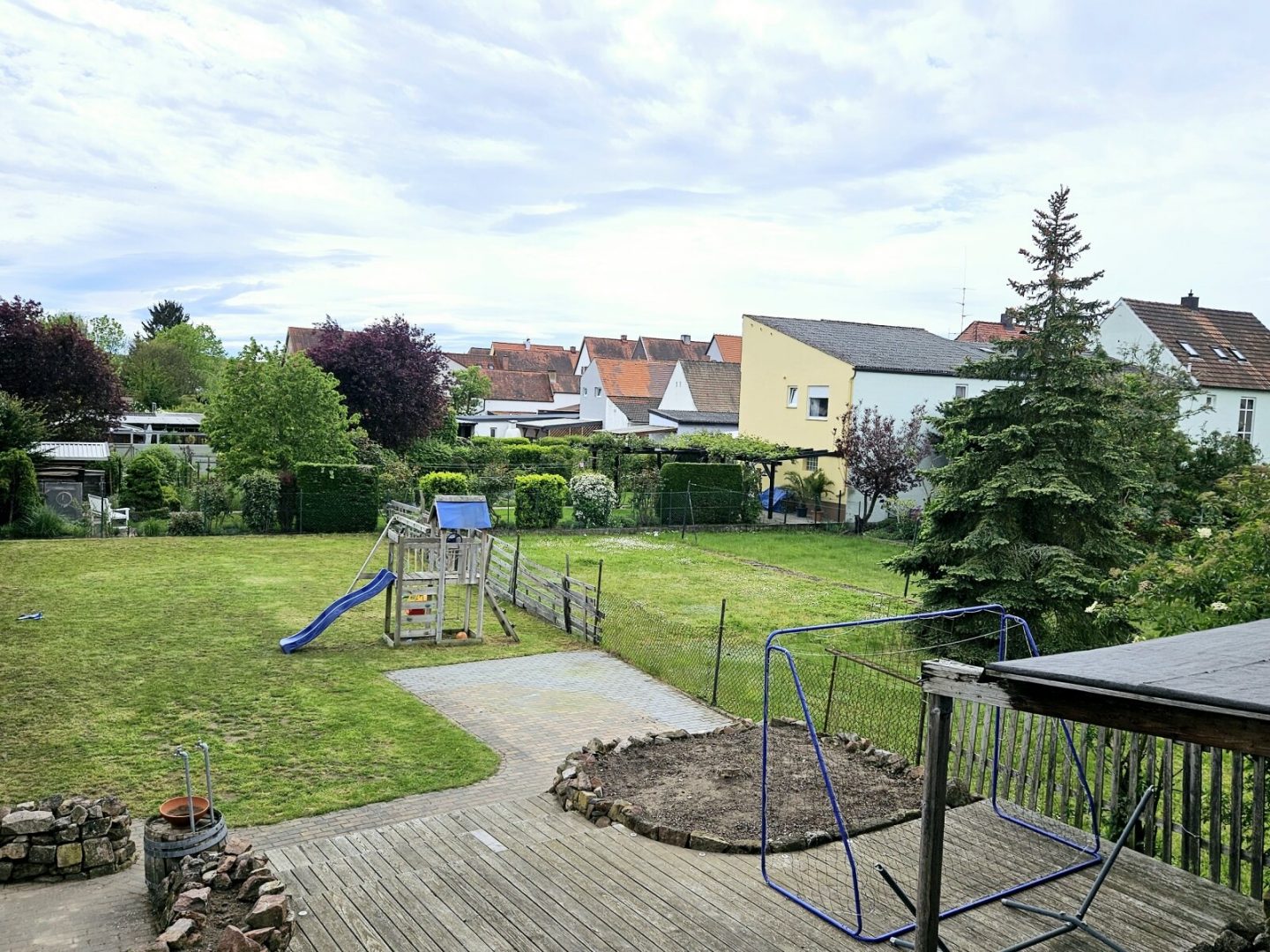 Blick vom Balkon in den Garten