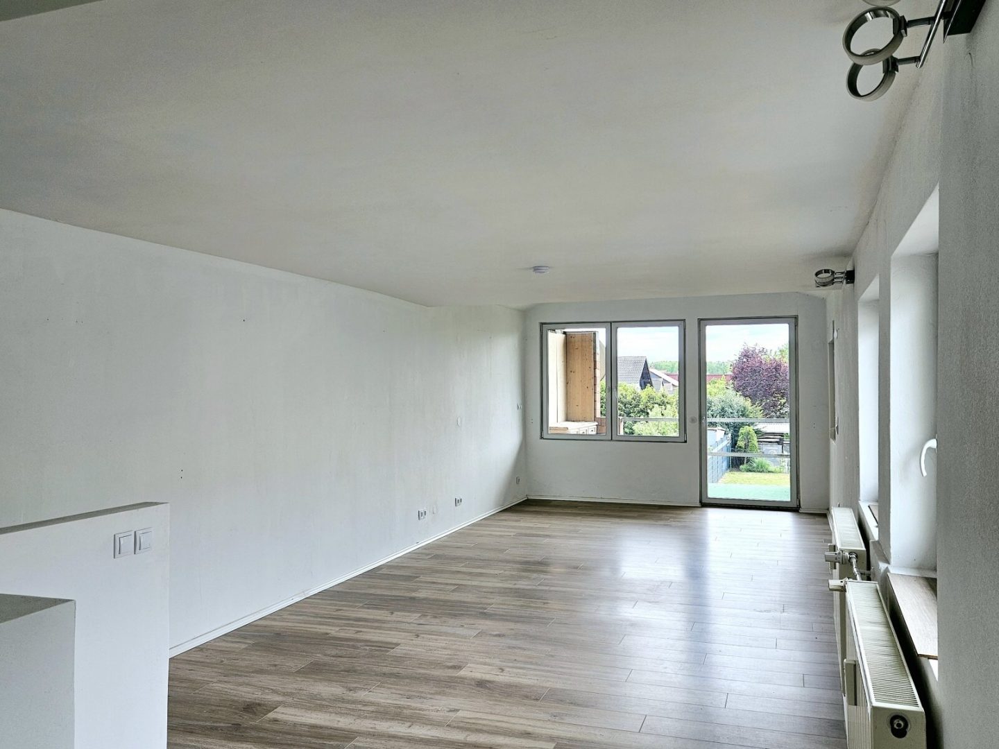 Blick ins Wohnzimmer vom Küchenbereich ELW