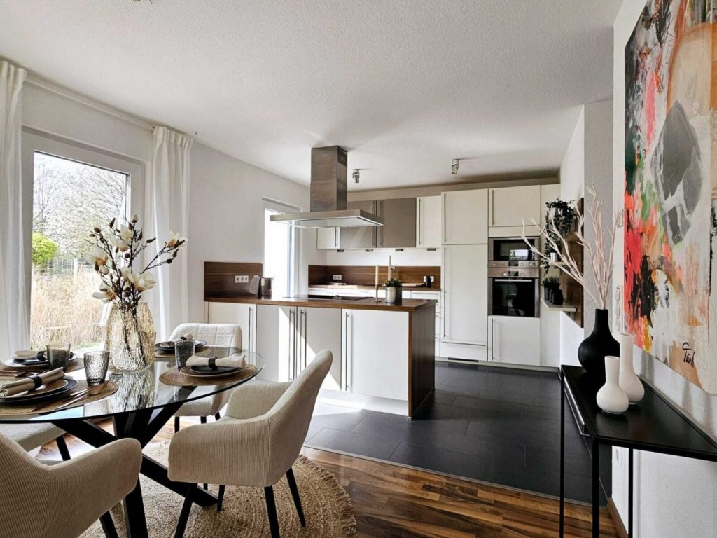 Blick auf den Essbereich vom Wohnbereich