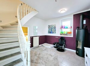 Eingang Foyer  sowie Treppenaufgang ins OG