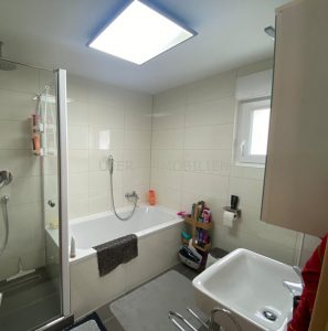 Badezimmer mit Fenster