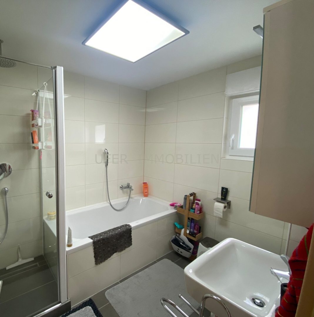 Badezimmer mit Fenster