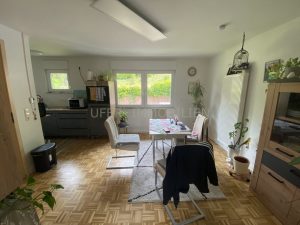 Esszimmer mit Blick in den Garten