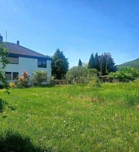 Haus angrenzend zum Grundstück