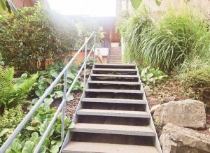 Treppenaufgang zum Haus vom Garten