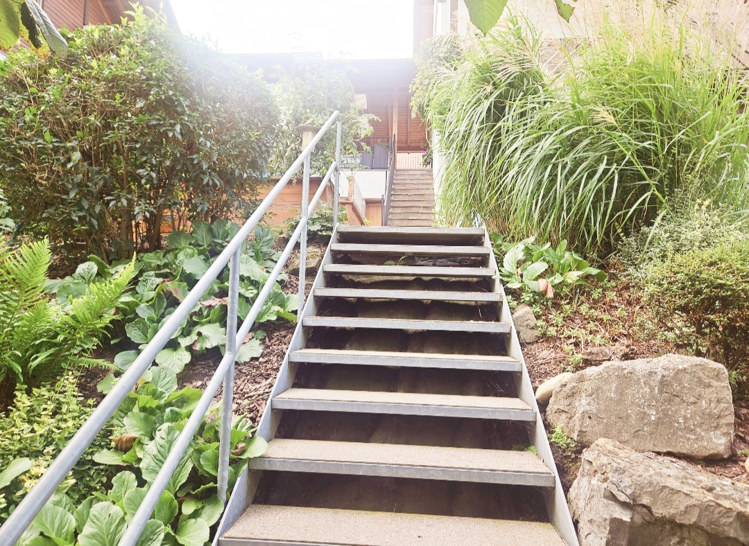 Treppenaufgang zum Haus vom Garten