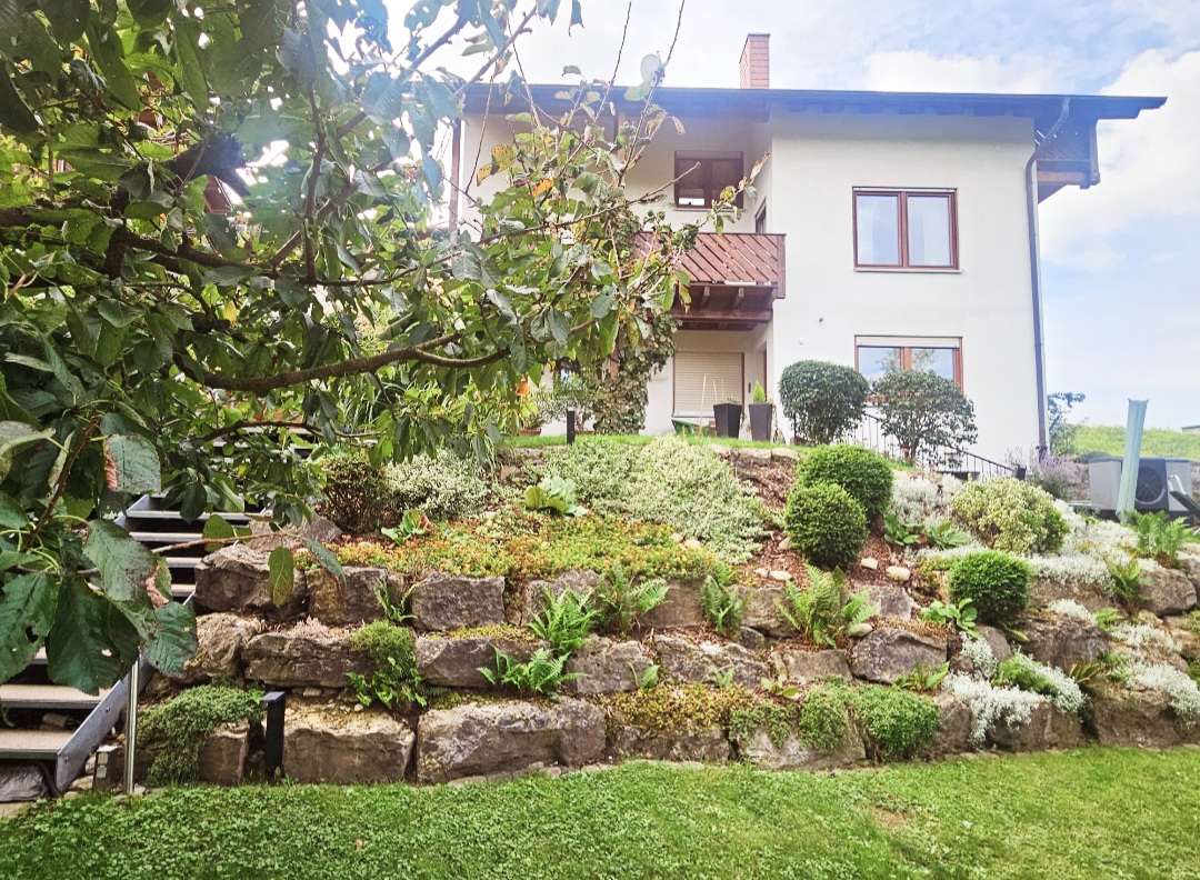 Blick vom Garten zum Haus