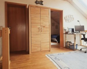 Blick Galerie ins Zimmer 2 /3