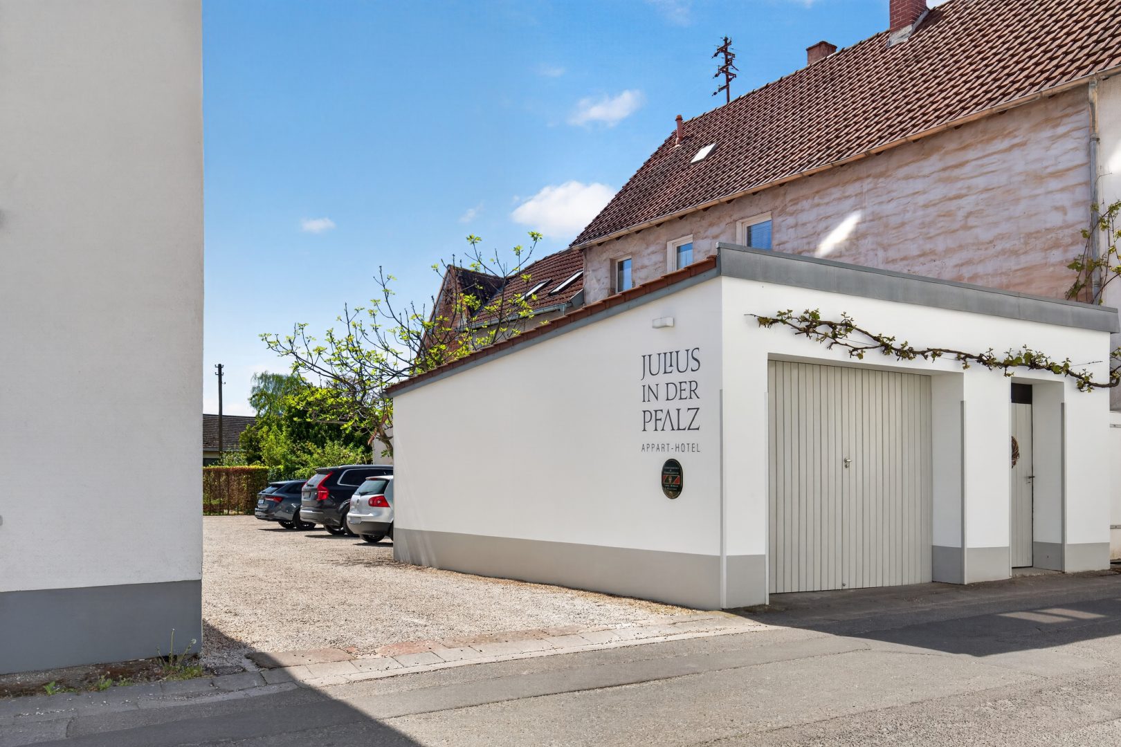 Garage und Stellplätze