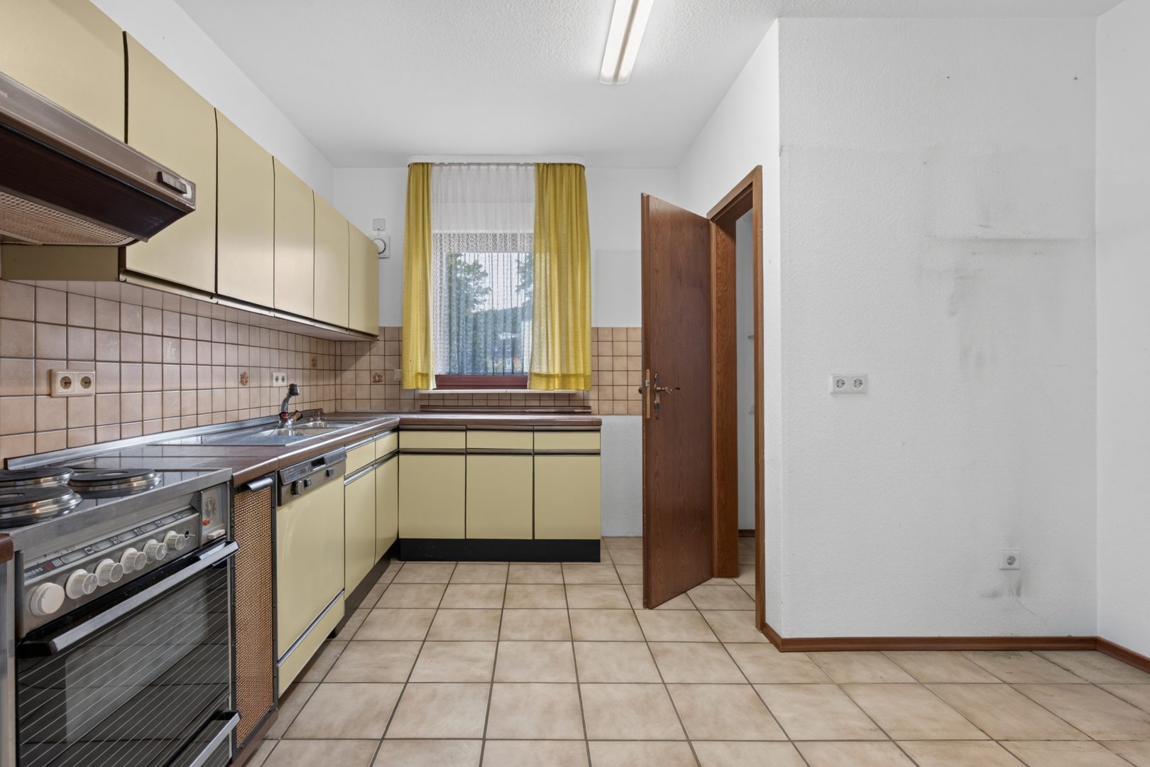 Küche EG mit Abstellkammer EG
