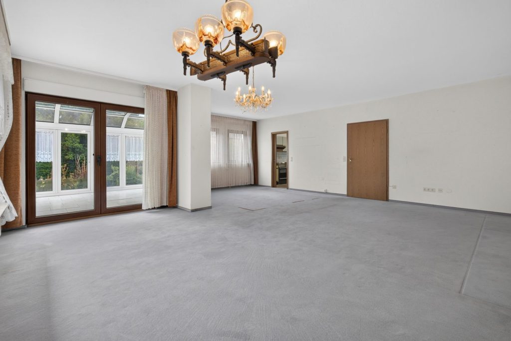 Wohn-Esszimmer mit Wintergarten